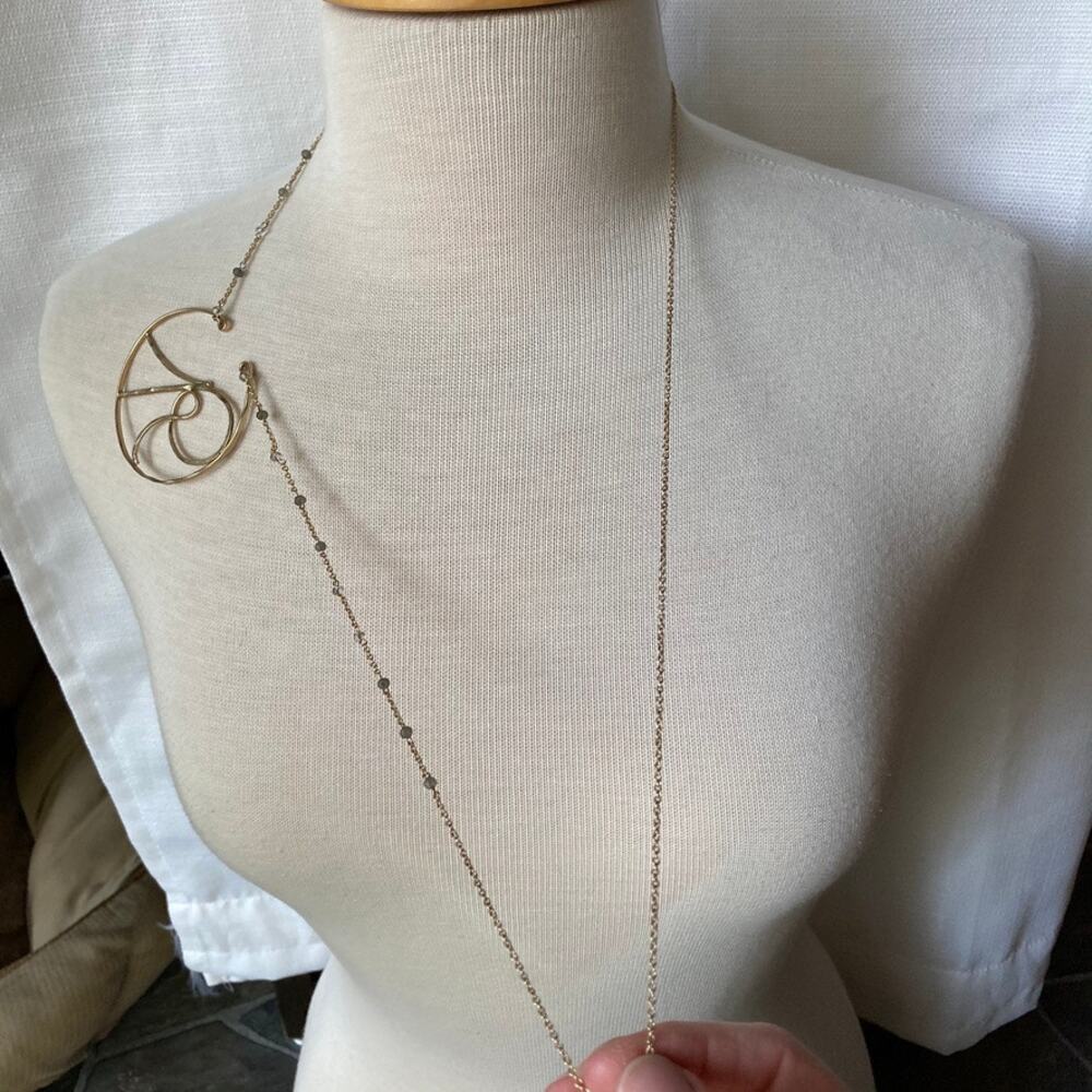 Cursive R openwork gold-tone necklace - Picture 8 of 9